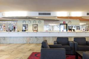 罗瓦涅米斯堪迪克博涵霍维旅馆的一间设有两把椅子的等候室和一间酒吧