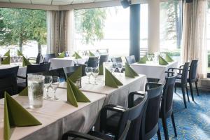 瓦萨斯堪的克瓦西亚酒店的绿餐巾的房间的一排桌子