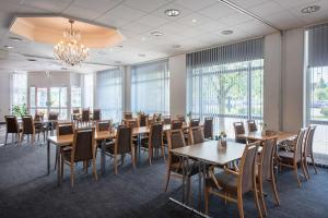 赫讷福斯斯堪的克赫讷福斯酒店的用餐室设有桌椅和窗户。