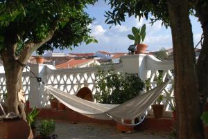 Montemolín卡萨乡村埃尔阿吉拉酒店的悬挂在白色围栏上的吊床