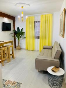 佩尼斯科拉Chic & Sailor Beach Home的客厅配有黄色窗帘和沙发