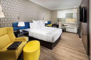 GLo Hotel Asheville-Blue Ridge Parkway客房内的一张或多张床位