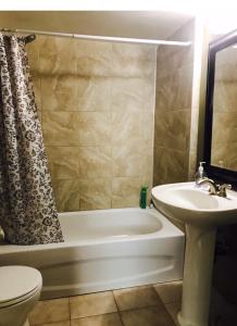埃德蒙顿Private Rooms NAIT Guest House For Men Only的带浴缸、盥洗盆和卫生间的浴室
