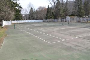 埃利科特维尔雪绒花滑雪小屋旅馆的网球场和2个网球场