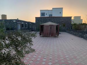 Al ‘AqarAljabal Al Akhdar Olive Tree Guest house的一个带帐篷和大楼的庭院