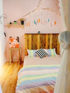 绥和市NĂM ẤY HOMESTAY的一间卧室配有一张带木制床头板的床