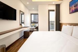 岘港Tan Phuong Nam Hotel & Apartment的一间酒店客房,配有一张大床和一台平面电视