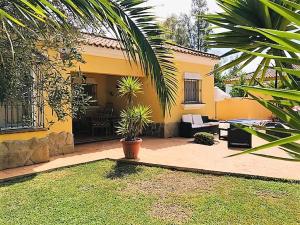 奇克拉纳－德拉弗龙特拉Casita Bella的黄色的房子,前面设有一个庭院