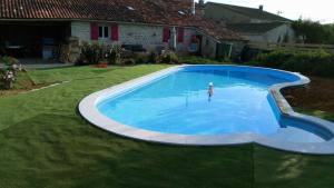 BeurlayLA PASTORALE的享有庭院游泳池的顶部景色