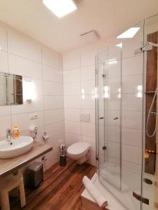 索梅劳森金牛葡萄园宾馆的带淋浴、卫生间和盥洗盆的浴室