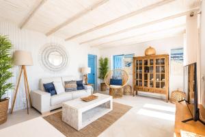 苏昂博Suites Las Vistas by Menorca Vacations的客厅配有沙发和桌子