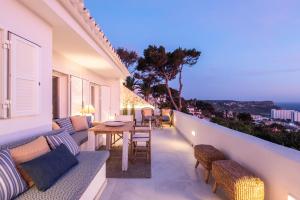 苏昂博Suites Las Vistas by Menorca Vacations的大楼内的阳台配有桌椅