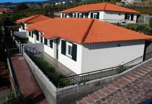 圣克鲁斯Villas Madalena Chalets vista mar cWiFi的享有白色房子顶部的橙色屋顶景色