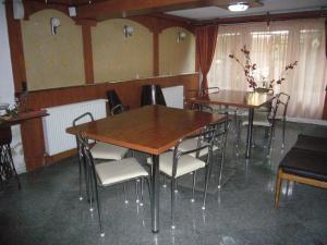 锡纳亚Complex Vile Daniel的一间带2张桌子和椅子的用餐室