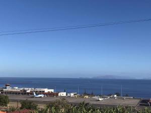 圣克鲁斯Villas Madalena Chalets vista mar cWiFi的一个以海洋为背景的停车场