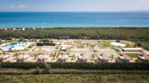 玛丽纳锡巴里BV白鹭度假酒店的享有带游泳池的度假村的空中景致