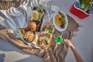 艾因苏赫纳Cancun Sokhna Resort & Villas的坐在餐桌上的人,带上一盘食物