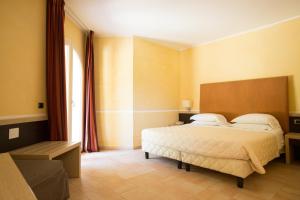 玛丽纳锡巴里BV白鹭度假酒店的一间卧室设有一张床和一个大窗户