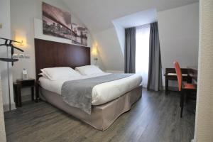 里昂贝斯特韦斯特里昂圣安托尼酒店的酒店客房设有一张大床和一张书桌。