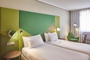 毕尔巴鄂因多图西尔肯酒店的酒店客房,设有床铺和绿色的墙壁