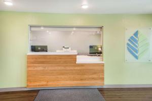 萨尔弗WoodSpring Suites Sulphur - Lake Charles的办公室,在房间设有前台