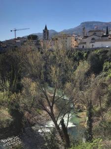 阿斯科利皮切诺La casa sul fiume的山顶上的一个小镇,有河流