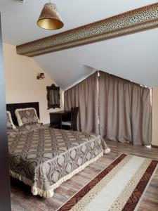 哈斯科沃Hotel Africa的一间卧室配有床和窗帘