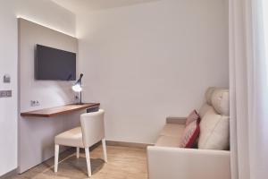 萨拉曼卡西尔肯隆纳达尔巴酒店的客房设有书桌、沙发和椅子。
