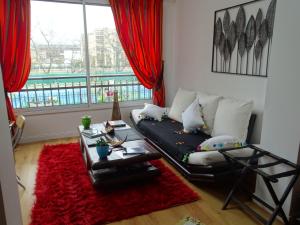蒙鲁日La bambouseraie的带沙发和红色地毯的客厅