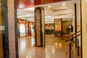 克列缅丘格第聂伯罗夫斯基佐里酒店的大厅,在大楼里设有圆柱和桌子