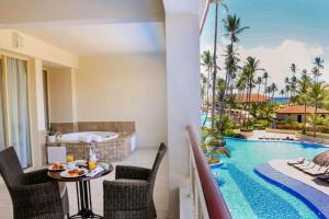 蓬塔卡纳蓬塔卡纳壮丽海市蜃楼全套房度假村 - 全包的享有游泳池景致的酒店客房