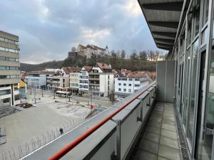 布拉河畔的海登海姆Premium Penthouse Wohnung mit Schlossblick Zentral in Heidenheim mit Tiefgarage的从阳台可以欣赏到城堡建筑的景致