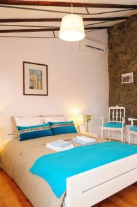里斯本阿尔法玛露台酒店的一间卧室配有一张带蓝色毯子的大床