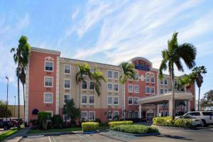 迈阿密迈阿密机场西贝蒙特旅馆及套房酒店的停车场内棕榈树的酒店