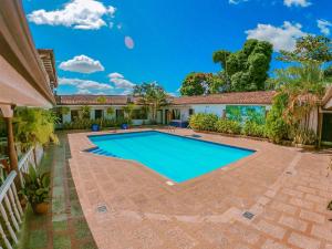 阿劳卡Santa Barbara Arauca的一座房子后院的游泳池