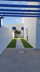 普拉亚布兰卡Casa azul的享有带庭院的房屋景致