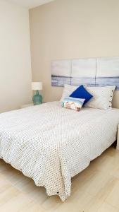 普拉亚布兰卡Casa azul的一间卧室配有一张带白色床罩的床