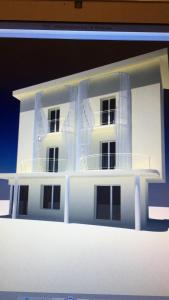 里米尼Pan di Zenzero的带阳台的白色房屋模型