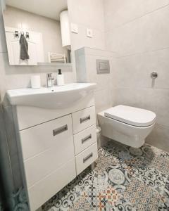 诺维萨德Chill Out Apartment的白色的浴室设有水槽和卫生间。