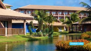 卡姆布库Vila Galé Resort Cumbuco - All inclusive的前面有一条河流的度假胜地