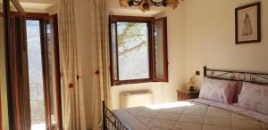 Lenolavilla del maestro的一间卧室设有一张床和一个窗口