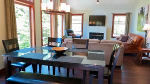 托菲诺砾石林鸟类保护区旅馆的客厅配有桌子和沙发