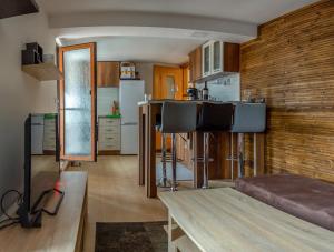 大特尔诺沃Guest house Viki的一间小厨房和一间位于小房子内的客厅
