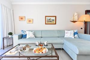 莫甘海滩Luxury BeachFront Mogan的客厅配有蓝色的沙发和桌子