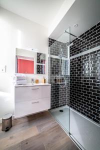 布里夫拉盖亚尔德POMPIDOU #2 - Chic & Elégant - 1 chambre的一间带玻璃淋浴和水槽的浴室