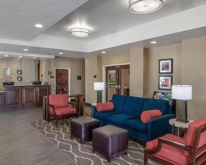 米德兰Comfort Inn Midland South I-20的客厅配有蓝色的沙发和椅子