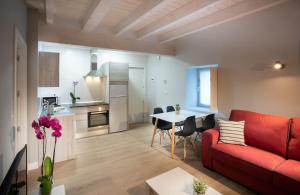 格尔尼卡Apartamentos Hondarmendi的客厅配有红色的沙发和桌子
