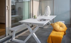 克诺克－海斯特Meerzicht-Laguna的客房内的白色桌子和长凳