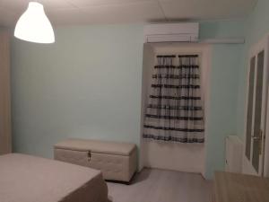 里奥马里纳Casa Milena的一间卧室配有床和带窗帘的窗户