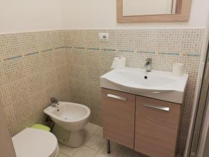 里奥马里纳Casa Milena的一间带水槽和卫生间的浴室